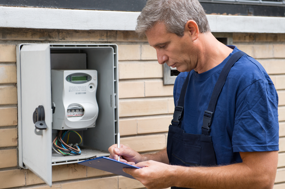 técnico electricista analizando cómo funciona el contador de luz digital