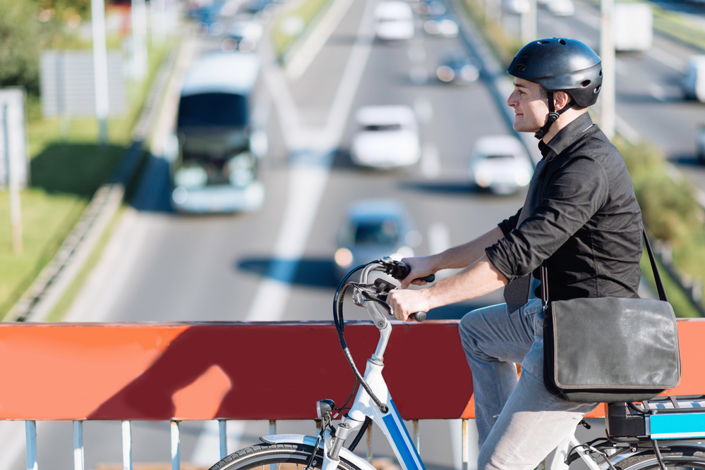 Persona con bicicleta eléctrica beneficios y ventejas