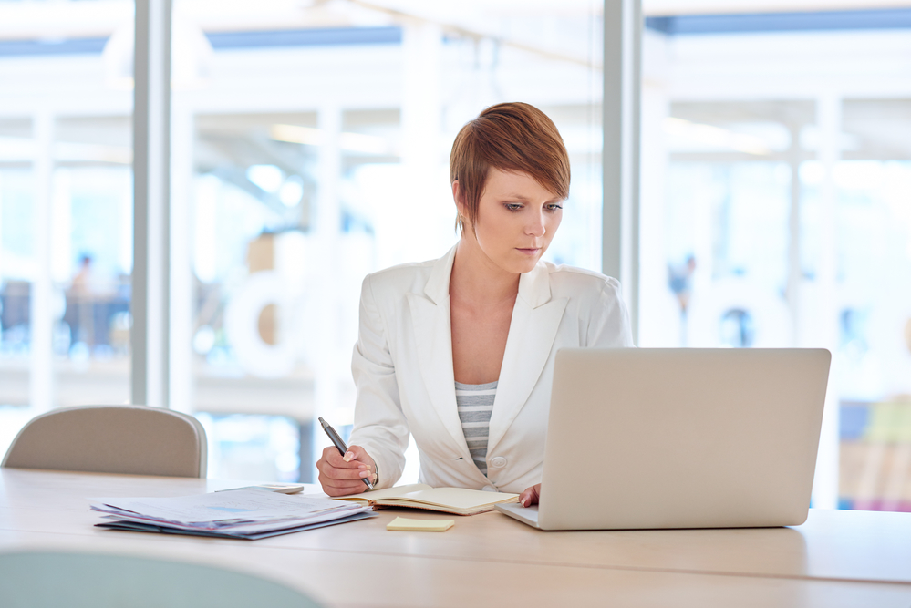 mujer empresa ahorro luz negocio